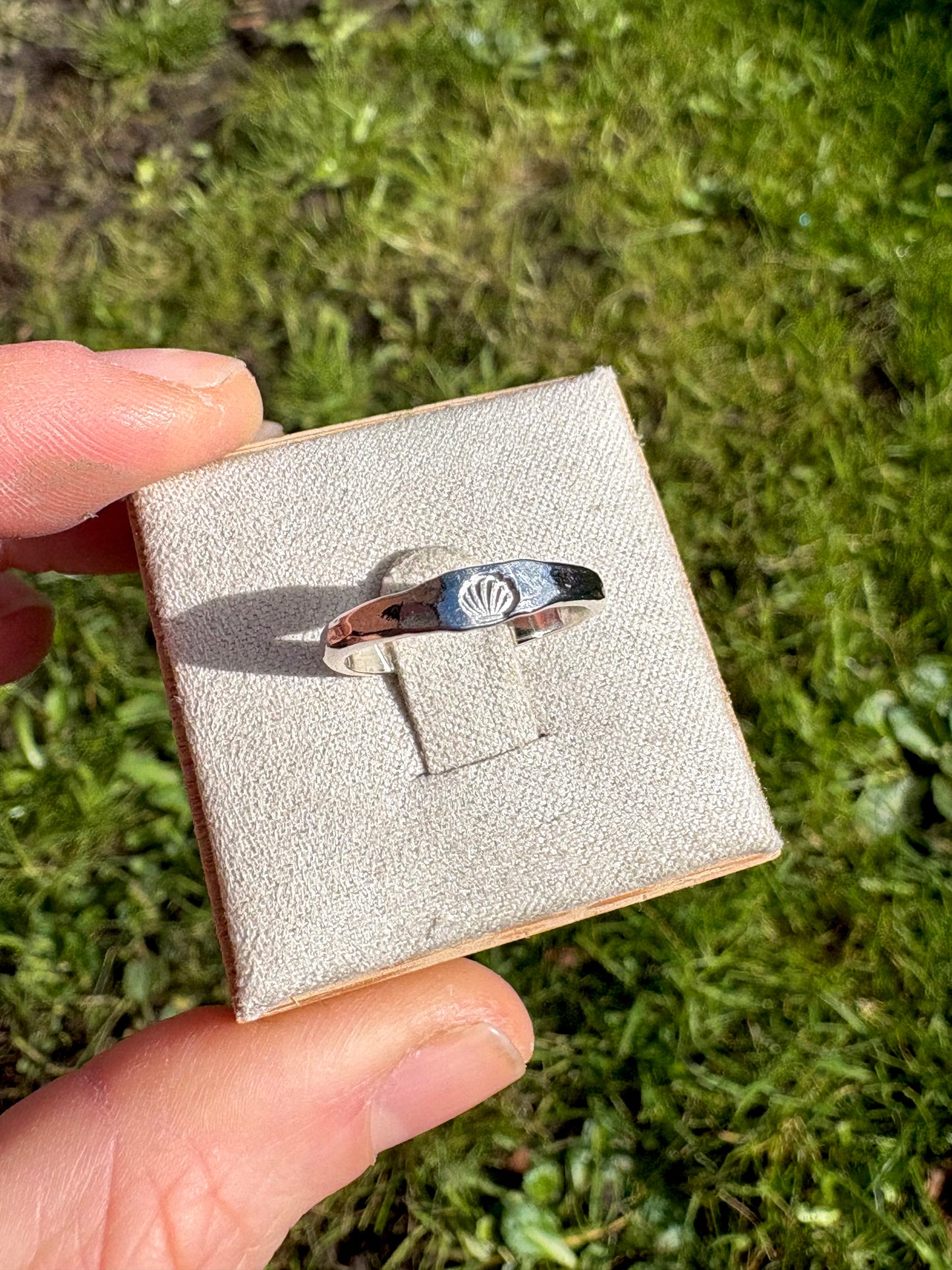 Tiny silver shell pinky ring 🐚