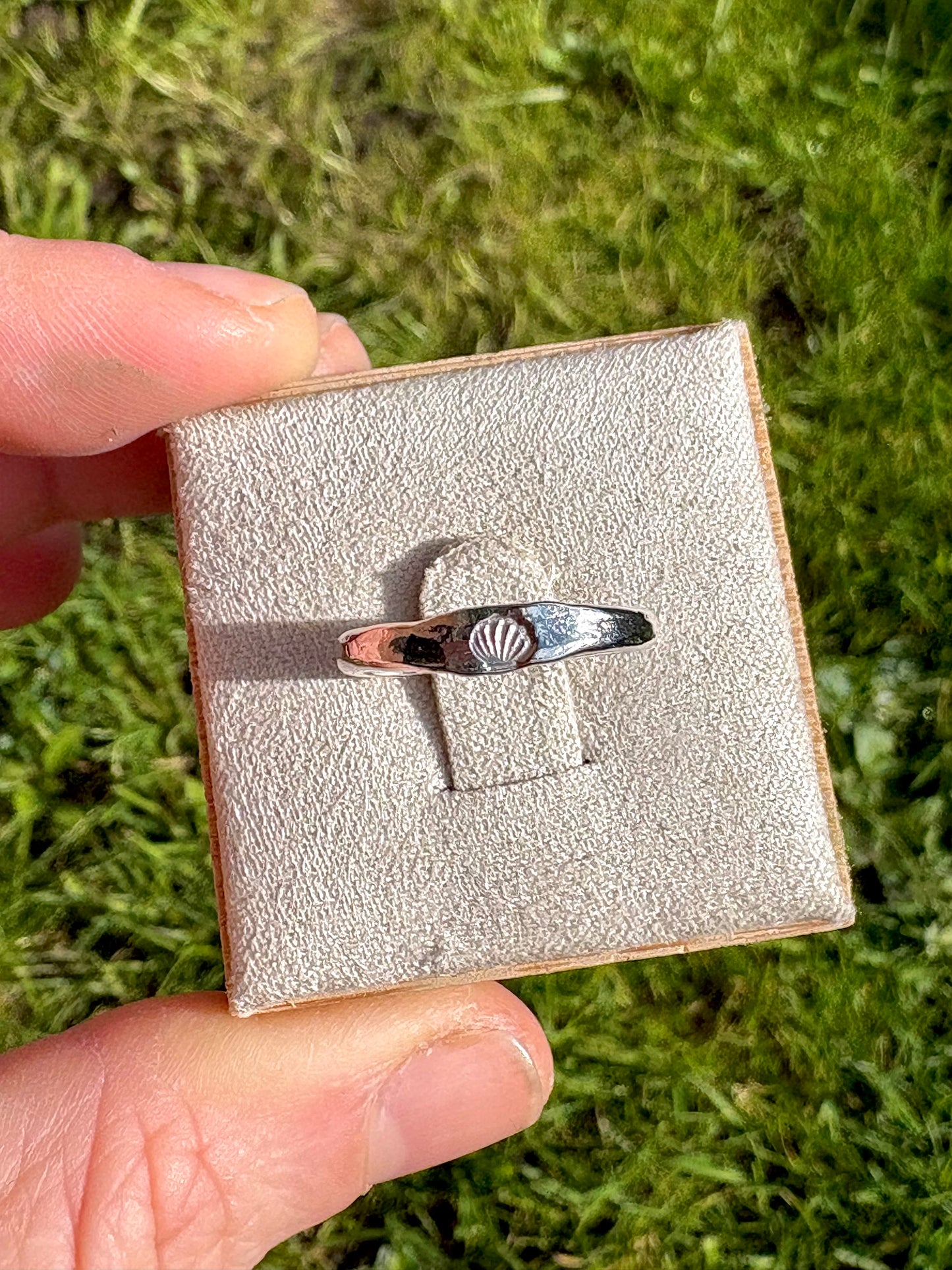 Tiny silver shell pinky ring 🐚